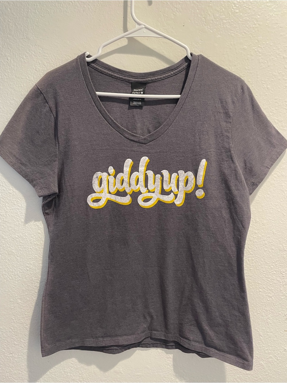 🤠✨ Western Chic Giddyup Graphic V-Neck Tee ✨🤠